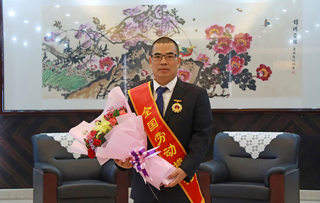 壹定发股份董事长温志芬荣获“天下劳动模范”称呼